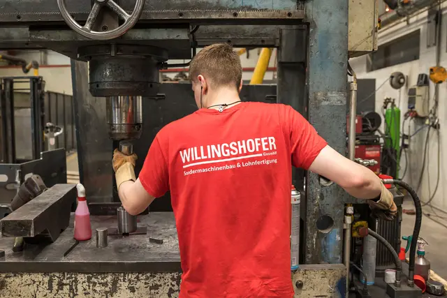 Die Tätigkeiten reichen von Bohren, Fräsen und Schweißen bis hin zum Zusammenbau von Bauteilen und Maschinen.  | Foto: Willingshofer GesmbH