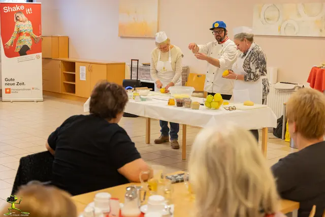 Im Pensionistenklub Biberhaufenweg stand der Nachmittag ganz im Zeichen der Backkunst. Die Teilnehmerinnen und Teilnehmer erhielten einen kleinen Einblick in die Geheimnisse des Wiener Apfelstrudels.  | Foto: Häuser zum Leben / Christine Fröschl