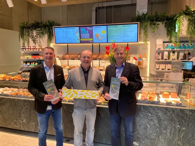 v. l.: Klinik Landstraße-Verwaltungsdirektor Horst Cubert, Gerhard Ströck und Bezirksvorsteher Erich Hohenberger (SPÖ) in der neuen Filiale.  | Foto: BV3