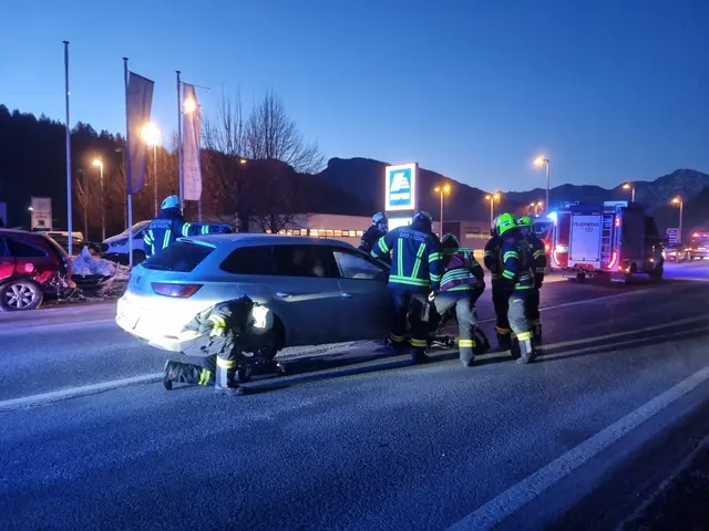 Bei einer Auffahrt auf die B145 in Bad Ischl kam es zu einem Verkehrsunfall. | Foto: ff-badischl.at