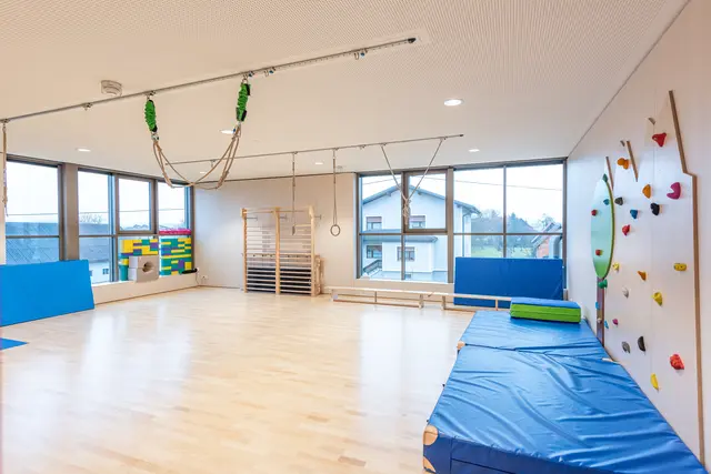 Neben großzügigen Outdoorflächen lädt ein schöner Bewegungsraum die Kinder ein, sich aktiv zu betätigen. | Foto: artivo