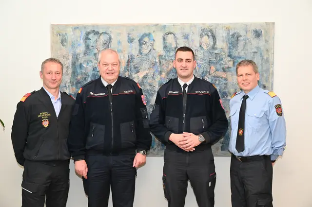 Freude über den Erfolg: Ausbildungsleiter Rainer Haslinger, Kommandant Roland Weber, Clemens Stöger und Mario Rauch. | Foto: BF Wien