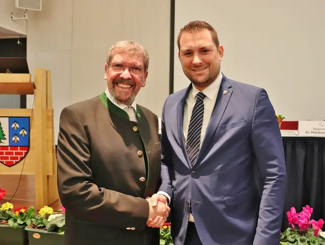 Feldkirchens Bgm. Erich Gosch übergab den Vorsitz der GU6 an Premstättens Bgm. Matthias Pokorn. | Foto: Edith Ertl
