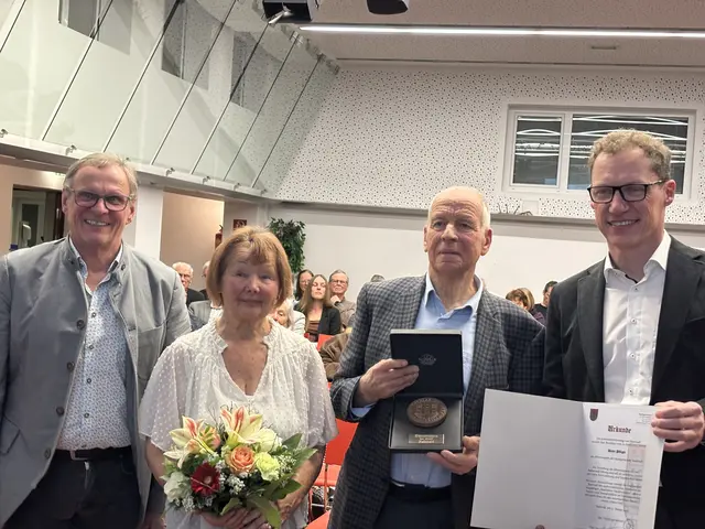 Stadtwappen für Professor Dieter Pflüger (2.v.re) | Foto: meinbezirk lungau/pongau