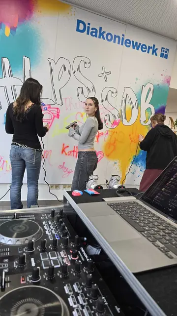 Angebote wie das Graffiti-Sprühen auf einer Leinwand sorgten für eine offene, lebendige Atmosphäre. | Foto: Diakoniewerk