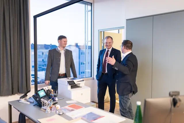 Überackerns Bürgermeister Michael Huber, Landeshauptmann Thomas Stelzer und Hochburg Achs Bürgermeister Martin Zimmer (v. l. n. r.) begutachten die neuen Räumlichkeiten. | Foto: Max Mayrhofer