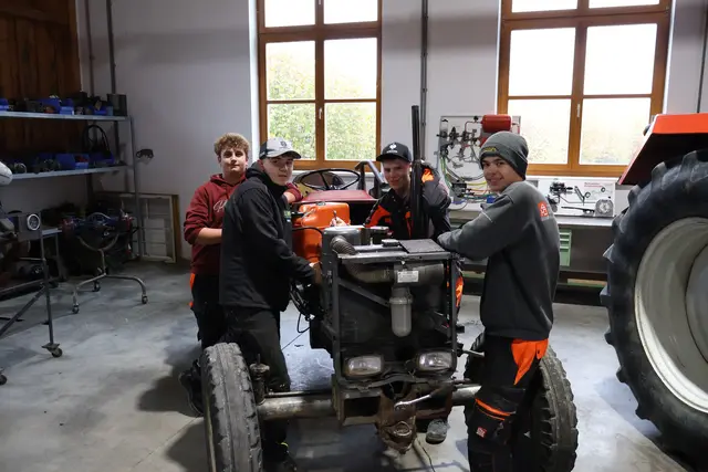 Die Schüler der Fachschule Burgkirchen schrauben am Schultraktor. | Foto: LWBFS Burgkirchen