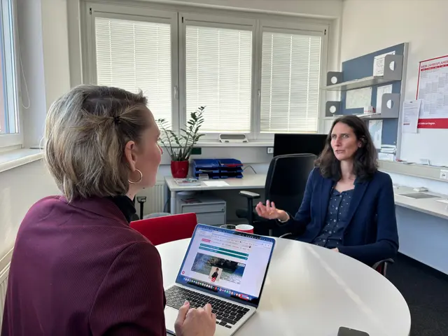 MeinBezirk Redakteurin Tanja Handlfinger im Gespräch mit Christina Narval über den Verein "Younus". | Foto: Martina Schweller