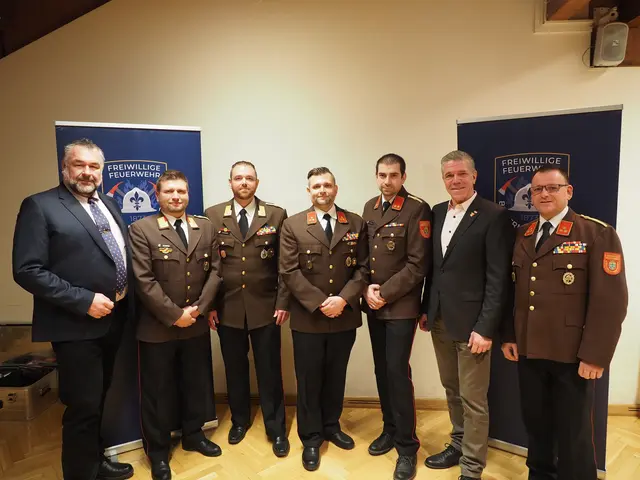 v.l.n.r. Bürgermeister Hans Wimmer, ABI Michael Schinko, EVI Robert Vagner, HBI Bernhard Tröszter, OBI Ing. Michael Felberbauer, Bürgermeister-Stv. Josef Spazierer, HBI Werner Wlaschitz. | Foto: FF Biedermannsdorf