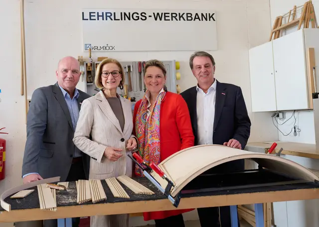 Arbeiterkammer Niederösterreich-Präsident und ÖGB Niederösterreich-Vorsitzender Markus Wieser, Landeshauptfrau Johanna Mikl-Leitner, Landesrätin Susanne Rosenkranz und Wolfgang Ecker, Präsident der Wirtschaftskammer Niederösterreich, bei der Lehrlingswerkbank der Tischlerei Krumböck. (v.l.n.r.) | Foto: NLK Pfeiffer