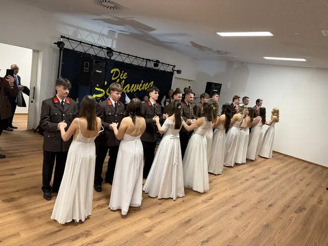 Ein zwanzigköpfiges Jungdamen- und -herrenkomitee eröffnete den Feuerwehrball mit einer Polonaise. | Foto: Feuerwehr Stinatz