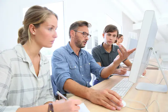 Moderne Software, simulationsbasierte Lernsettings und projektbezogener Unterricht sollen digitale Kompetenzen fördern. | Foto: panthermedia/Goodluz