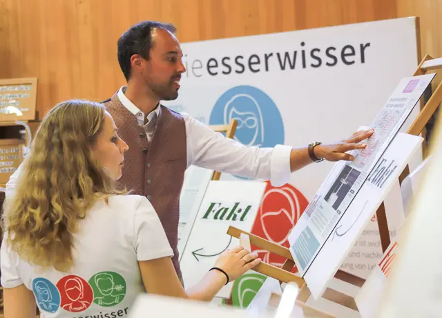 Der Bürgermeister von Fischlham, Klaus Lindinger und "Esserwisserin" Kathrin Fischer laden zur informativen Ausstellung ins Gemeindezentrum ein. | Foto: Kienesberger