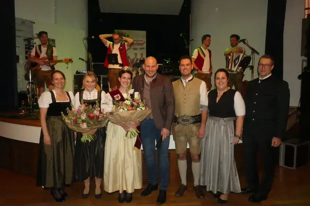 Verena Müssigang, Anna Felderer, die neue Radieschenprinzessin Anna Müssigang, Ortsbauernobmann Romed Plank, Romed Giner, Lisa Nagl und Bürgermeister Martin Plank beim feierlichen Krönungsmoment. | Foto: Jungbauern Thaur