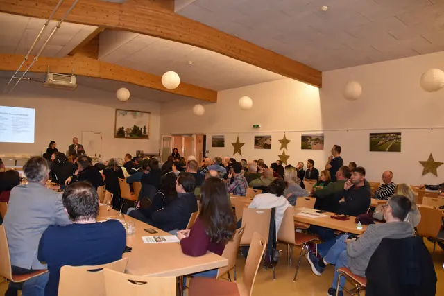 Die Informationsveranstaltung im Komm'Zentrum bot Platz für eine rege Diskussion über das geplante Projekt. | Foto: MeinBezirk/Michael Strini