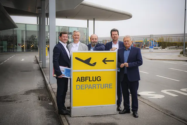 Die Führungsriege präsentierte aktuelle Verkehrszahlen: Jürgen Löschnig, Geschäftsführer Graz Airport, Manfred Eber, Stadtrat für Beteiligungen, Marc Perz, Vorstandsdirektor Holding Graz, Wolfgang Grimus, Geschäftsführer Graz Airport und Wolfgang Malik, designierter AR-Vorsitzender des Graz Airport (v.l.) | Foto: Graz Airport