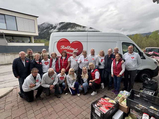 Das Rollende Herzen-Team sortiert und verpackt die Lebensmittel und bringt die Waren mit dem Bus zu den Leuten. | Foto: MeinBezirk