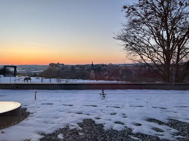 Schöner Ausblick: Die Schüler in Hochburg Ach haben freie Sicht auf die Burganlage in Burghausen.  | Foto: MeinBezirk/Anja Kern