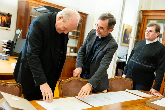 Josef Grünwidl wird von Kardinal Christoph Schönborn (links) zum Bischof geweiht.  | Foto: Erzdiözese Wien/Stephan Schönlaub