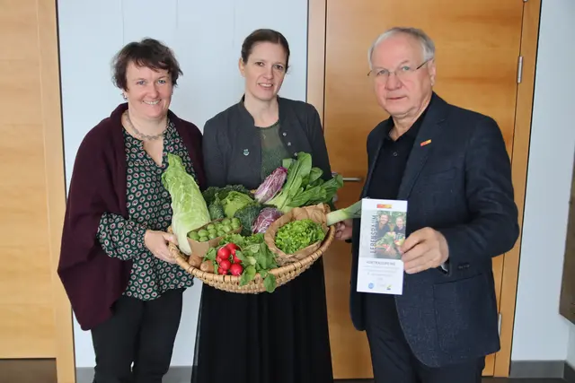 Martina Lepschi, Andrea Pock, Josef Ober (v.l.) präsentieren einen Korb mit frischem Wintergemüse. | Foto: MeinBezirk/Herwig Brucker