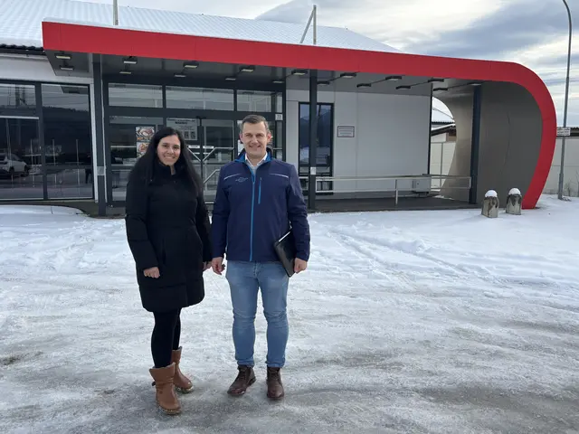 Die Gegebenheiten sind für die Firma GlasCorner ideal: Markus Hasenbacher und Denise Ribul freuen sich über ihren neuen Betriebsstandort in Heimschuh. | Foto: MeinBezirk/Waltraud Fischer