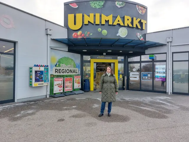 Wilherings Bürgermeister Christina Oppolzer-Mühlböck vor der Unimarkt-Filiale in ihrer Gemeinde, die bald geschlossen wird.
 | Foto: Gemeinde Wilhering