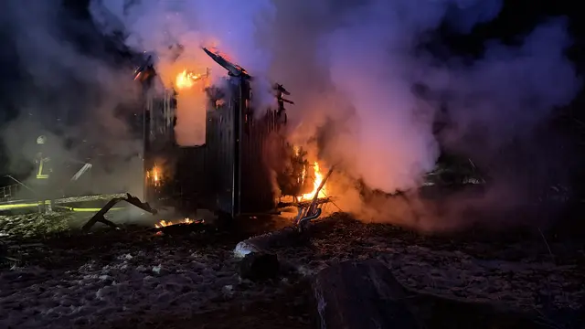 Ein Mobiles Haus stand in Henndorf in Vollbrand. Klirrende Kälte und schwieriges Gelände forderten die Einsatzkräfte bis in die Abendstunden.  | Foto: Bezirksfeuerwehrkommando Jennersdorf