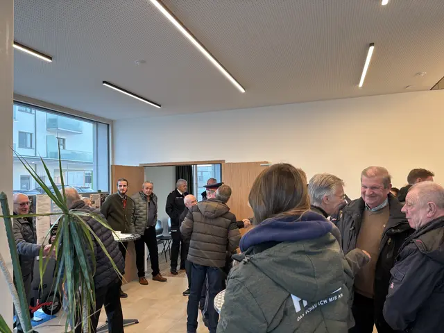 Die Besucher, bestehend aus örtlichen Vereinsobleuten, Freiwilliger Feuerwehr, Polizei und Gemeindemitarbeitern, besichtigten interessiert die frisch in Betrieb genommenen Gebäude. | Foto: MeinBezirk/Anja Kern