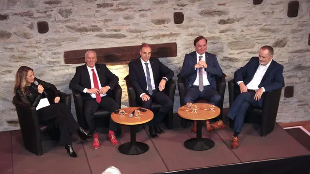Die Podiumsdiskussion moderiert von Elisabeth Gamauf-Leitner - mit Michael Leitgeb, LR Leonhard Schneemann, Bernd Hinteregger und LH Hans Peter Doskozil stand ganz im Zeichen von Optimismus und klaren Reformforderungen. | Foto: Peter Seper