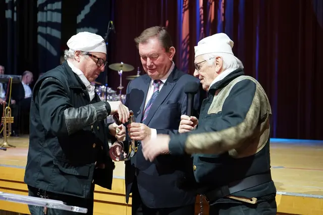 Bgm. Herbert Janschka und die Rauchfangkehrer Pirringer. | Foto: Marktgemeinde Wiener Neudorf