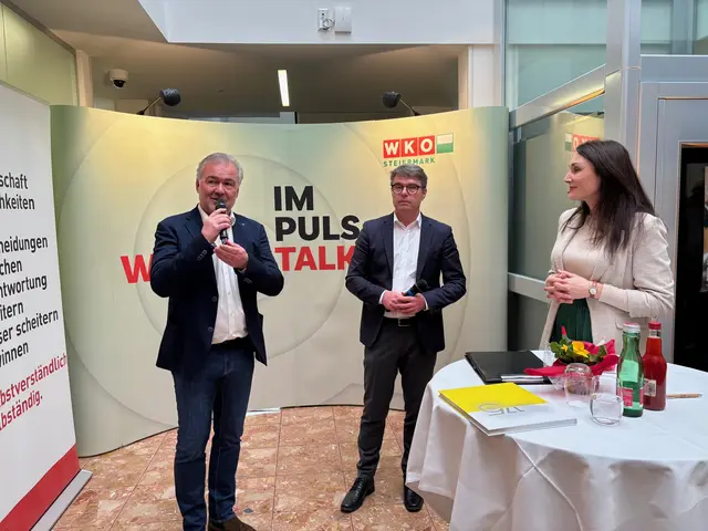 Nova-Geschäftsführer Günther Riedenbauer mit Bernhard Karrer von der Bioenergie Edler und Claudia Aichholzer-Edler | Foto: Almer