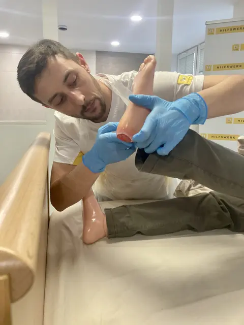 Anhand des Modells, hier: ein Dekubitus (Druckgeschwür) – können verschiedene Versorgungsmöglichkeiten praxisnah geübt werden | Foto: em