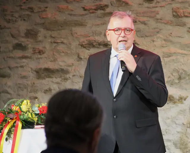 SWV-Vizepräsident Andreas Bake bedankte sich beim Organisations-Team rund um Büroleiterin Ildikó Schadelbauer und Bezirksobfrau Susi Lochuk sowie den vielen Sponsorinnen und Sponsoren dieses Empfangs. | Foto: Peter Seper