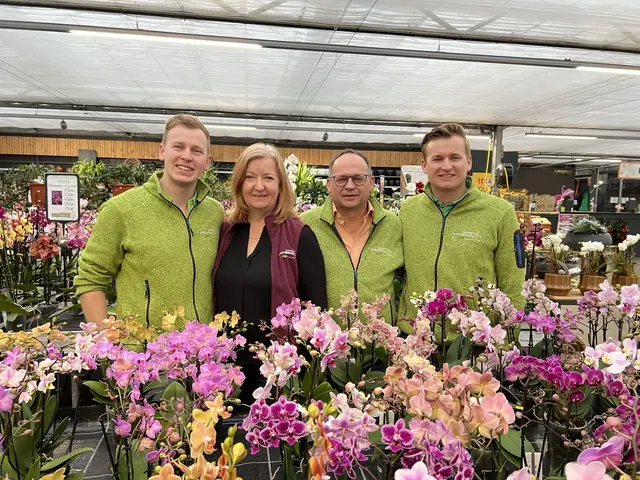 Vor dem Blütenmeer der größten Orchideen-Ausstellung Österreichs: Michael, Elke, Thomas und Martin Dopetsberger laden im Februar 2026 in die Erlebnisgärtnerei Dopetsberger ein, wo über 7.000 Orchideen Besucherinnen und Besucher in die faszinierende Welt dieser außergewöhnlichen Pflanzen entführen. | Foto: Gärtnerei Dopetsberger
