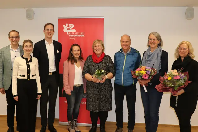 Direktor MMag. Dr. Andreas G. Weiß, Regionalbegleitung Elisabeth Wagner MA, Thomas J. Höring, Patricia Höring, Ottilie Gaisreiter, Pfarrer Mag. Michael Blassnigg, Christine Fersterer, Barbara Ottino | Foto: Katholisches Bildungswerk Salzburg