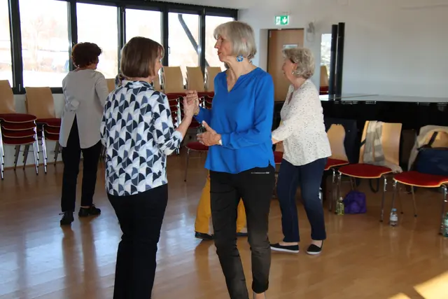 Mit verschiedene Tanzfiguren bleiben die Tänzer fit.