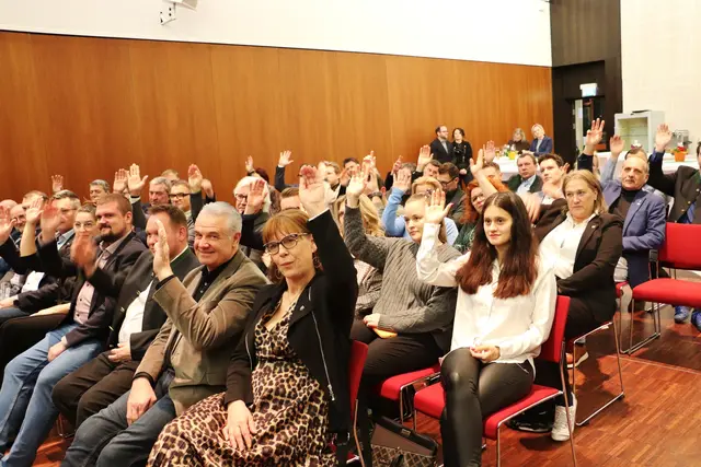Die Wahl von Matthias Pokorn zum neuen Sprecher der GU6 erfolgte einstimmig. Für den scheidenden GU6 Vorsitzenden Erich Gosch gab es frenetischen Applaus.  | Foto: Edith Ertl