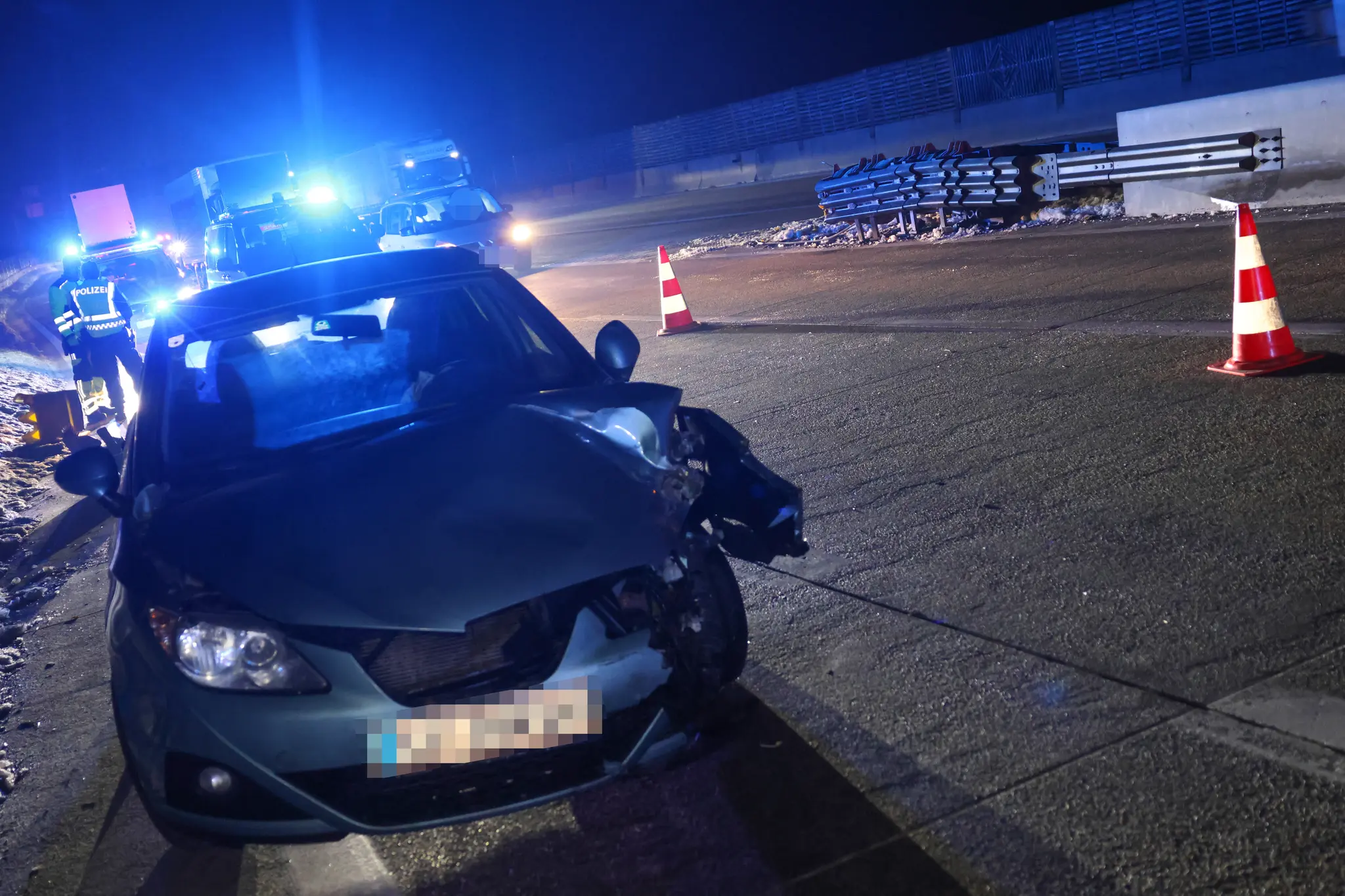 Zwei Kilometer Stau bei Sattledt : Seat knallt gegen Aufpralldämpfer auf A8