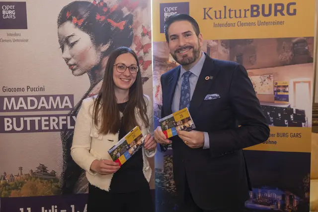Bereit für die vielen Auftritte: Bianca Erlinger (GF Oper Burg Gars) und Clemens Unterreiner. | Foto: Jürgen Hammerschmid