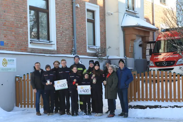 Gerhard Walchshofer und Familie Mittermüller mit Abordnungen der Feuerwehr-Jugendgruppen. | Foto: Maria Mittermüller