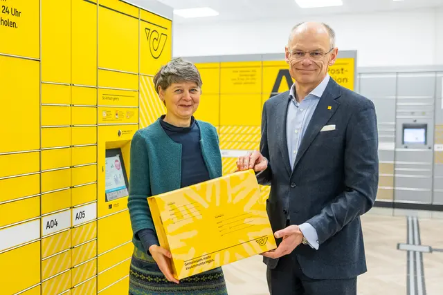 Bezirksvorsteherin Silvia Nossek (Grüne) mit Walter Oblin, Generaldirektor der Österreichische Post AG, bei der Eröffnung der neuen SB-Filiale in Währing.  | Foto: Österreichische Post AG