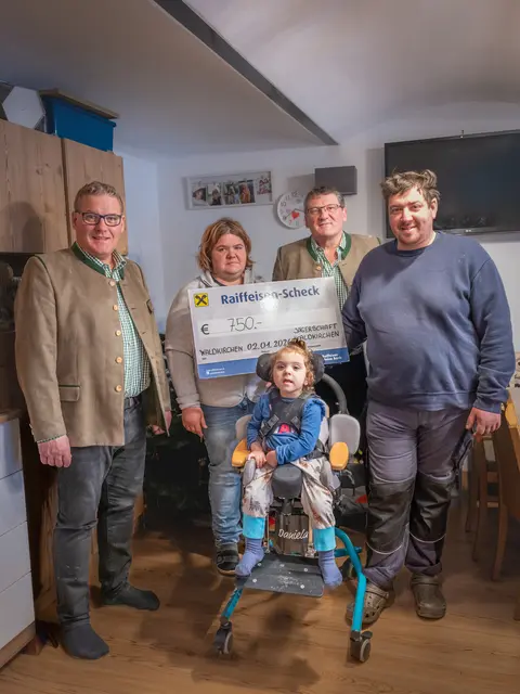 Jagdleiter Josef Sigl (hinten 2. von rechts) und Kassier Fredi Scheuringer (links) besuchten Familie Mühlböck für die Spendenübergabe an das BezirksRundSchau-Christkind | Foto: Josef Kaiser