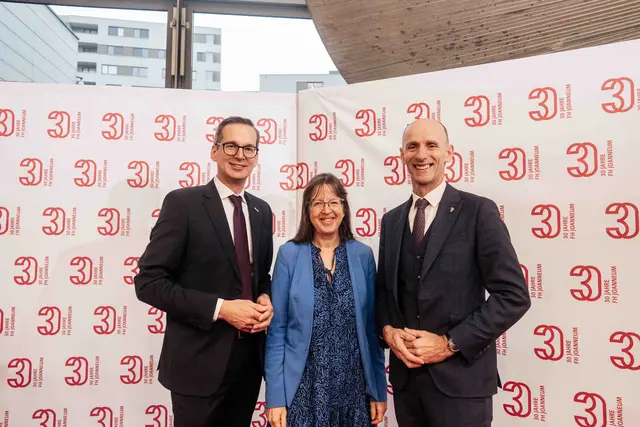 Geschäftsführer Martin Payer, Geschäftsführerin Corinna Engelhardt-Nowitzki und Landesrat Willibald Ehrenhöfer bei der 30-Jahr-Feier der FH Joanneum.  | Foto: FH Joanneum/Fabian Hasler