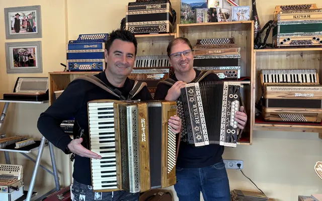 "Lauser"-Bandleader Andi Hinker (li.) holte kürzlich sein neues Spitzenakkordeon bei Aleks Rutar in dessen Geschäft Rutar Harmonika in Sittersdorf ab. | Foto: MeinBezirk