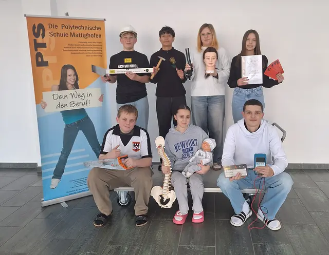 Schüler präsentieren die sieben Spaten der PTS Mattighofen. | Foto: PTS Mattighofen