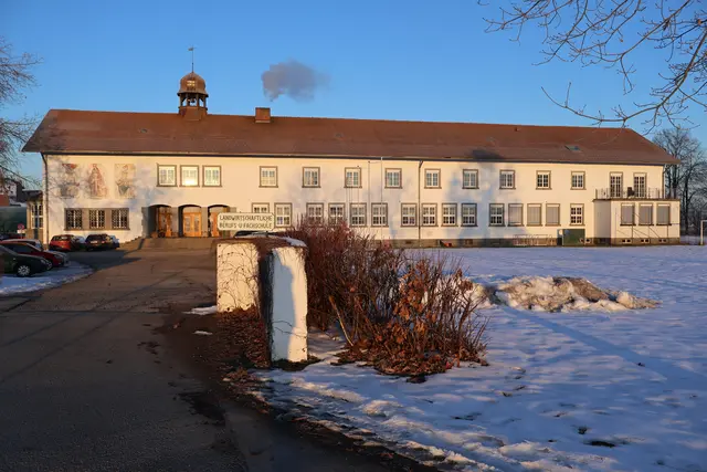 Frontansicht der Fachschule Burgkirchen.  | Foto: LWBFS Burgkirchen