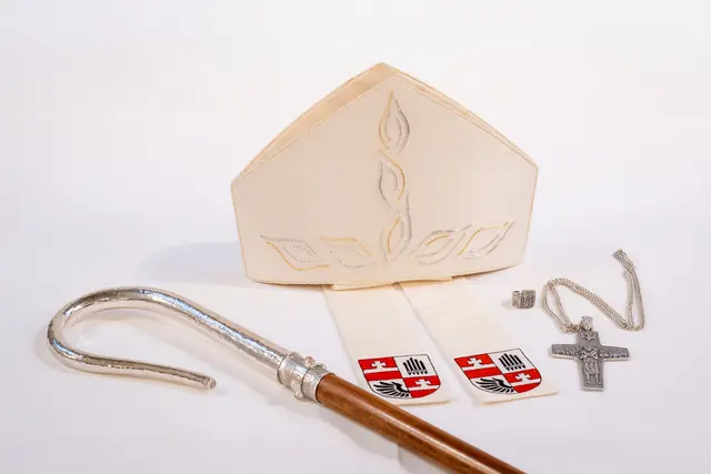 Die bischöflichen Insignien des neuen Erzbischofs von Wien. | Foto: Erzdiözese Wien/Stephan Schönlaub