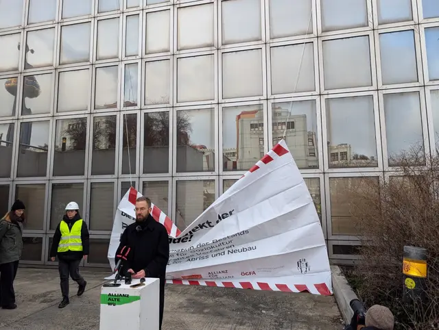 Mit einem Banner möchte man auf das enorme Sparpotenzial aufmerksam machen. | Foto: Fabian Franz/MeinBezirk