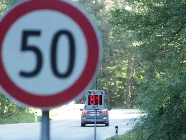 Die mobile Anzeigetafel schreckt nicht ab: Nun überlegt der Nationalpark Gesäuse zusätzliche Maßnahmen. | Foto: Herbert Wölger
