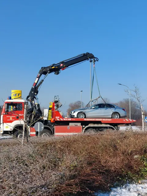 Jüngster Einsatz: Aus noch ungeklärter Ursache war ein Fahrzeug auf dem Kreisverkehr der Puchbergerstraße Kreuzung Zehnergürtel zum Stehen gekommen.  | Foto: FF WRN